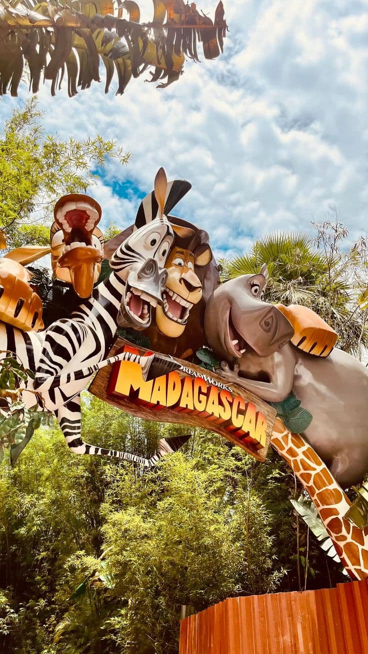 Cenário temático de Madagascar com os personagens na entrada da atração