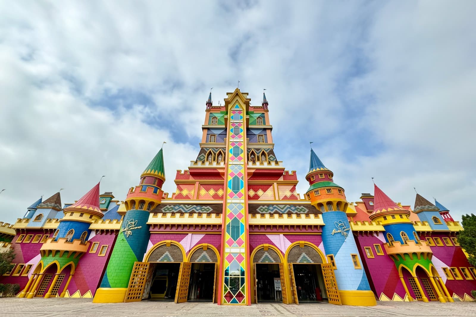 Fachada colorida do Castelo das Nações na entrada do Beto Carrero World
