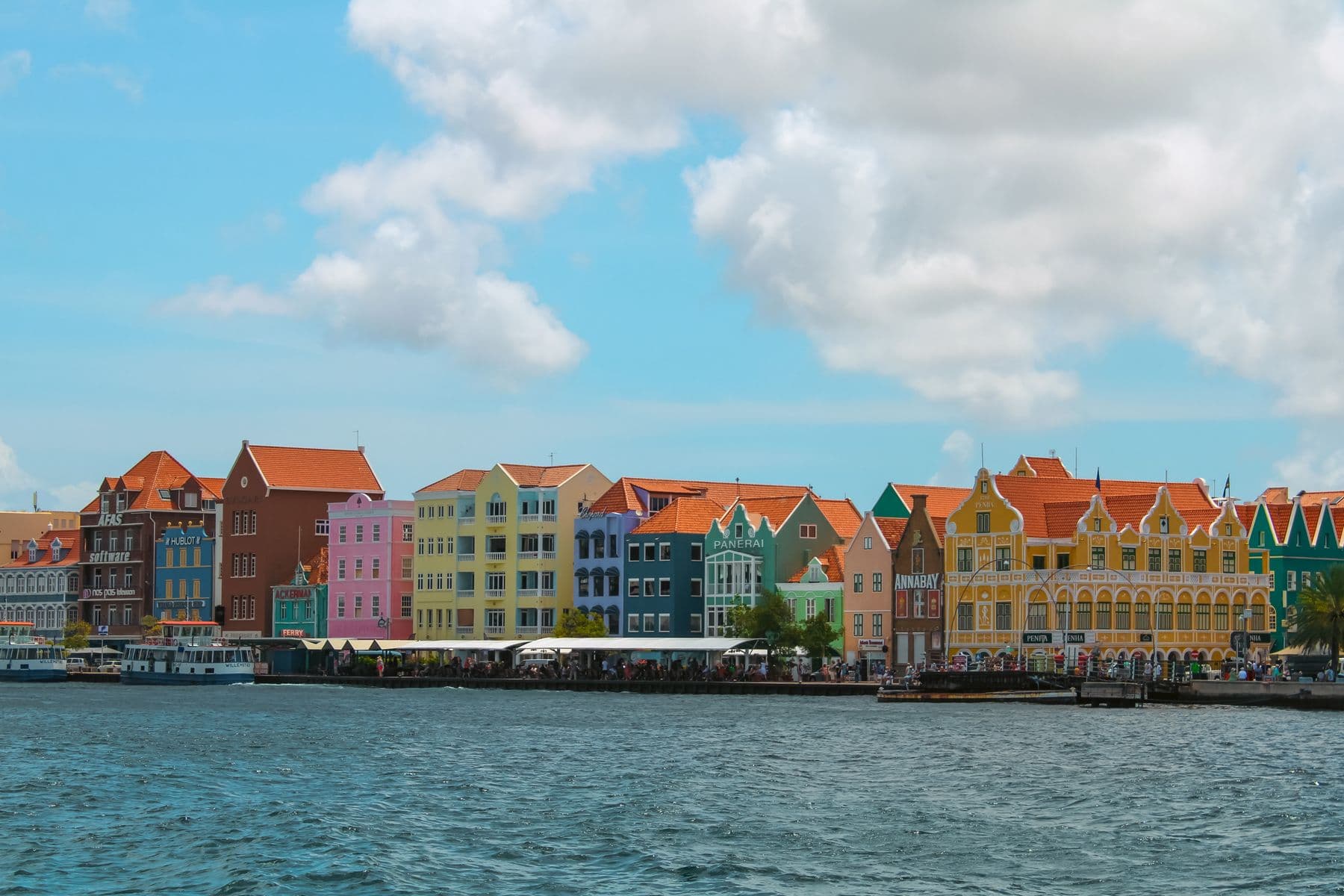 Casario colorido de Willemstad à beira-mar em Curaçao
