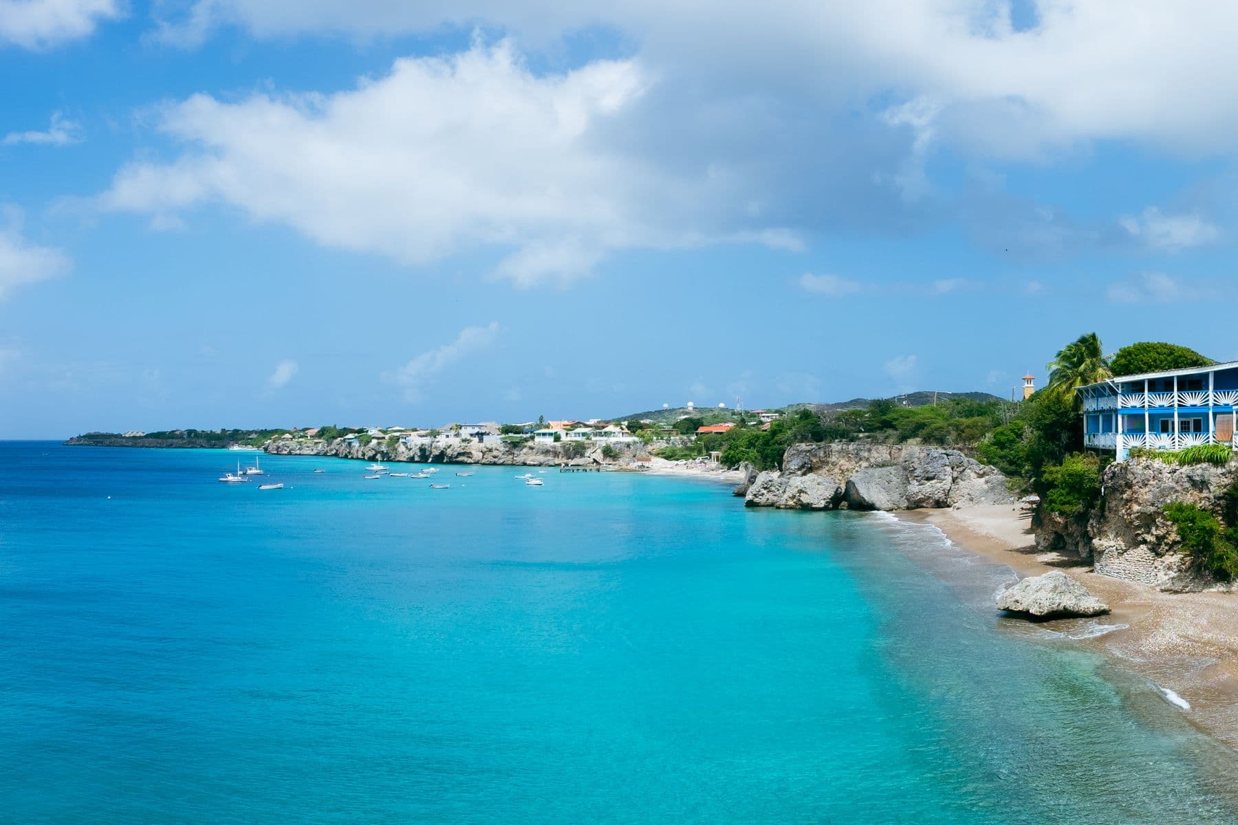 Costa rochosa banhada por águas cristalinas em Curaçao