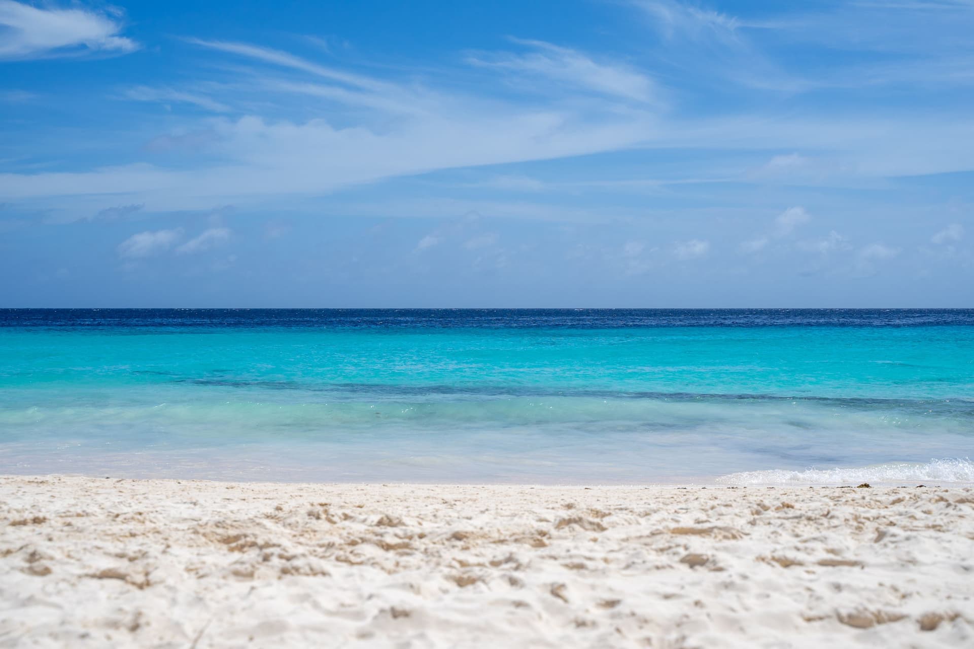 Praia de areia clara e mar azul-turquesa em Curaçao