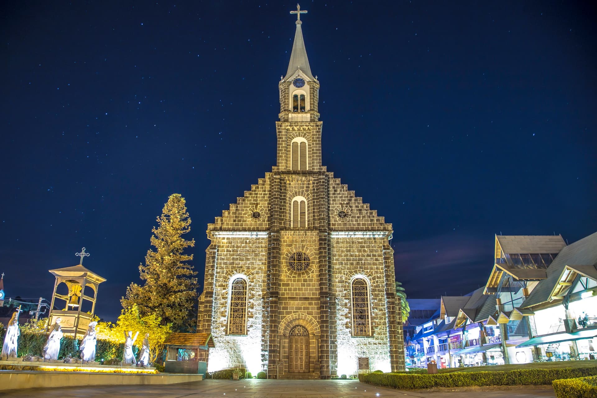 Igreja de São Pedro iluminada em Gramado