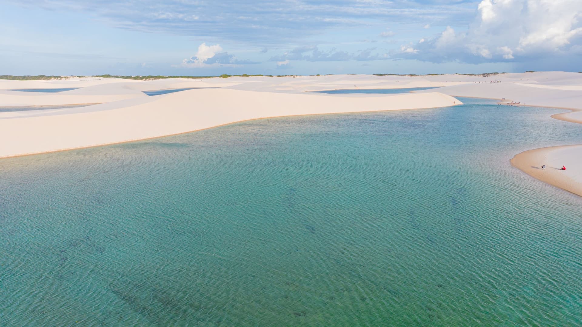Lagoas entre dunas nos Lençóis Maranhenses, representando experiências pelo Brasil