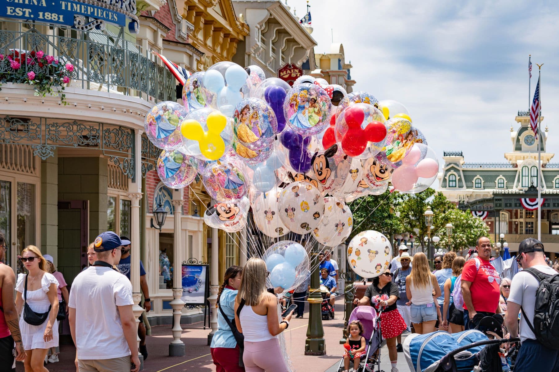 Balões coloridos na Main Street do Magic Kingdom, em Orlando