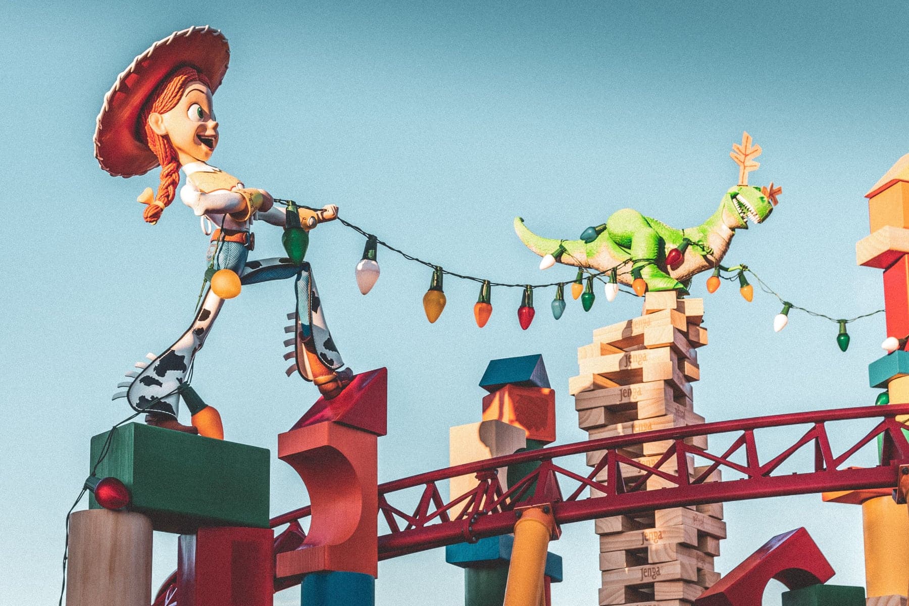 Jessie e Rex em uma cena colorida de Toy Story em parque de Orlando