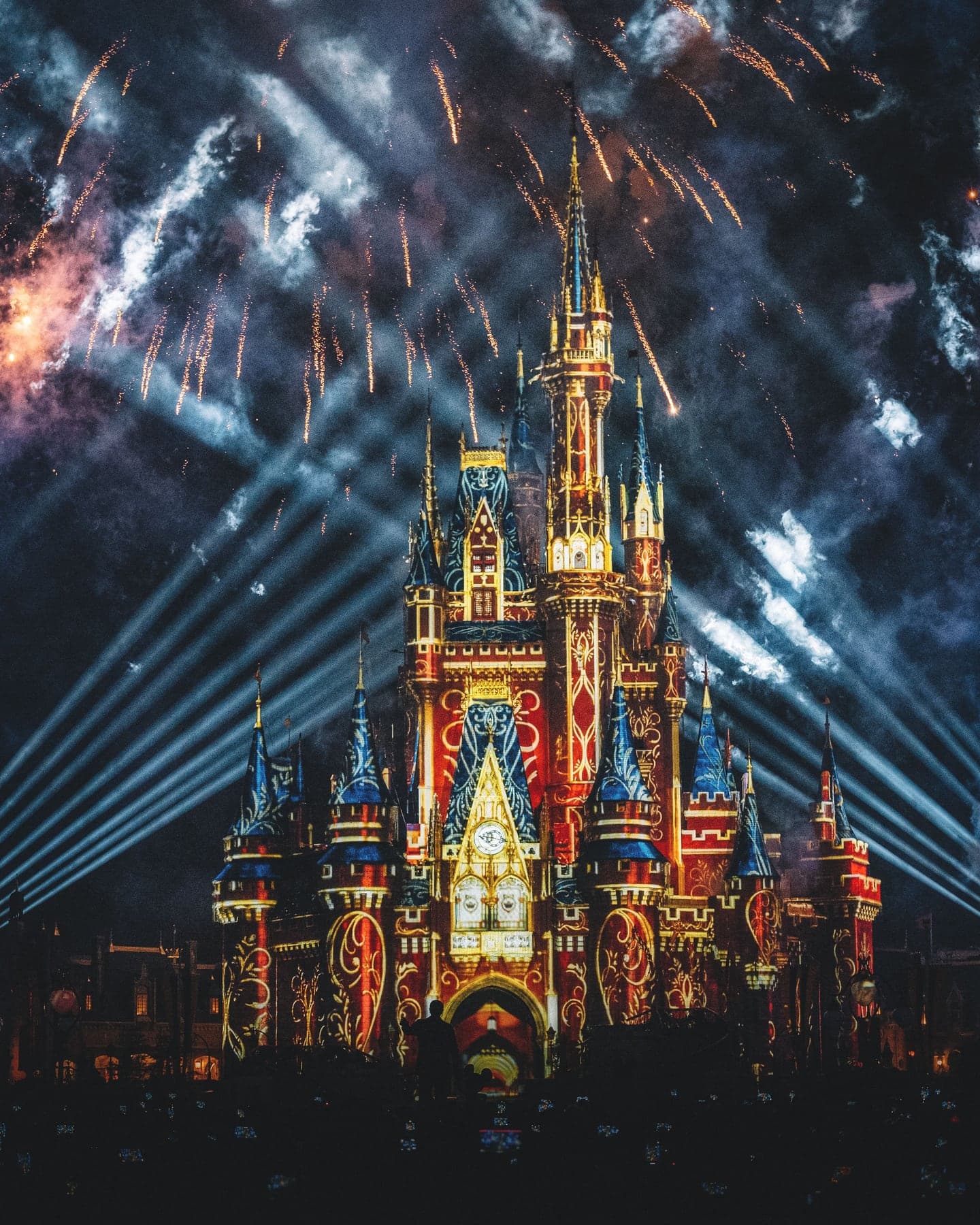 Castelo da Cinderela iluminado por fogos no Magic Kingdom, em Orlando