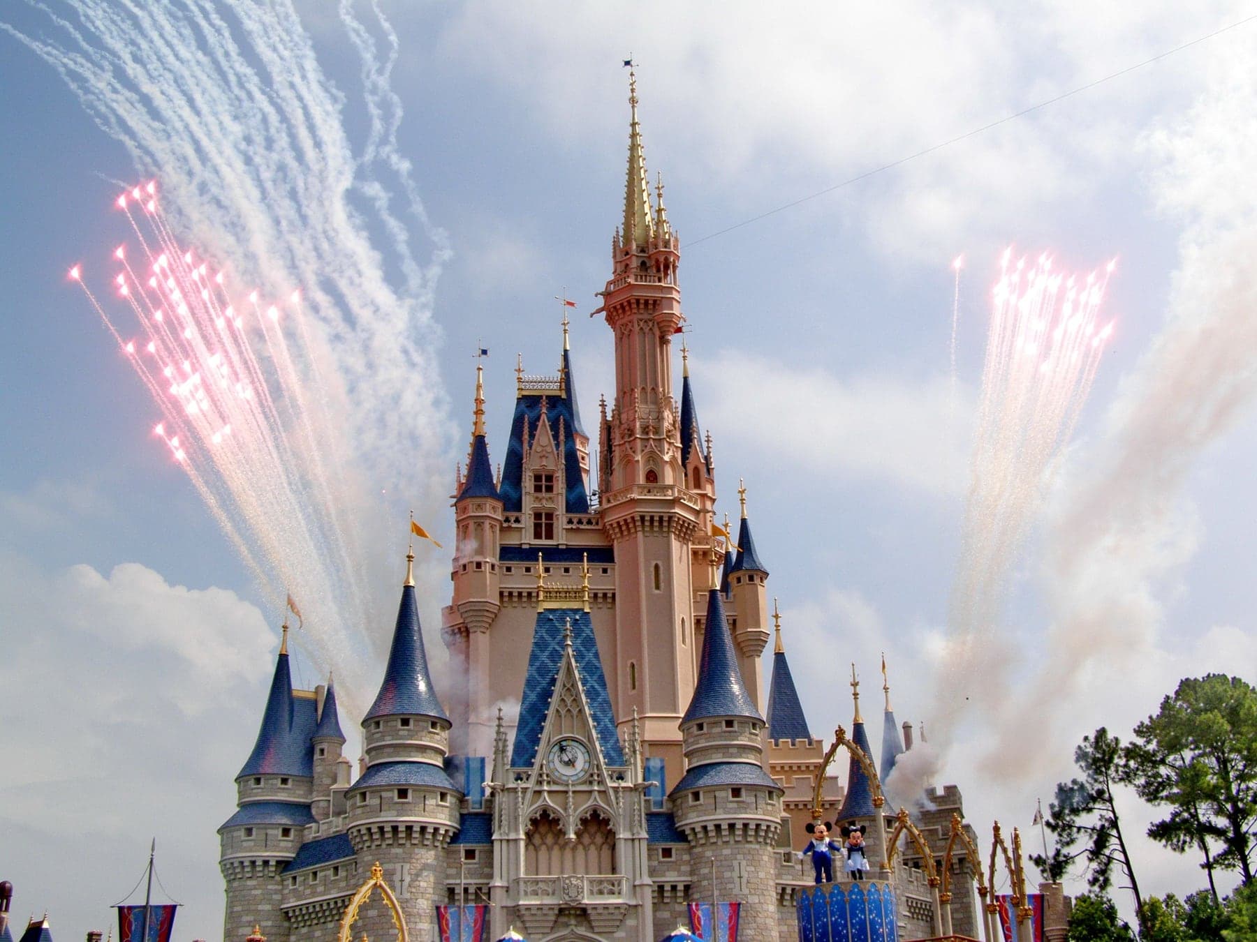 Castelo da Cinderela durante um espetáculo diurno de fogos no Magic Kingdom