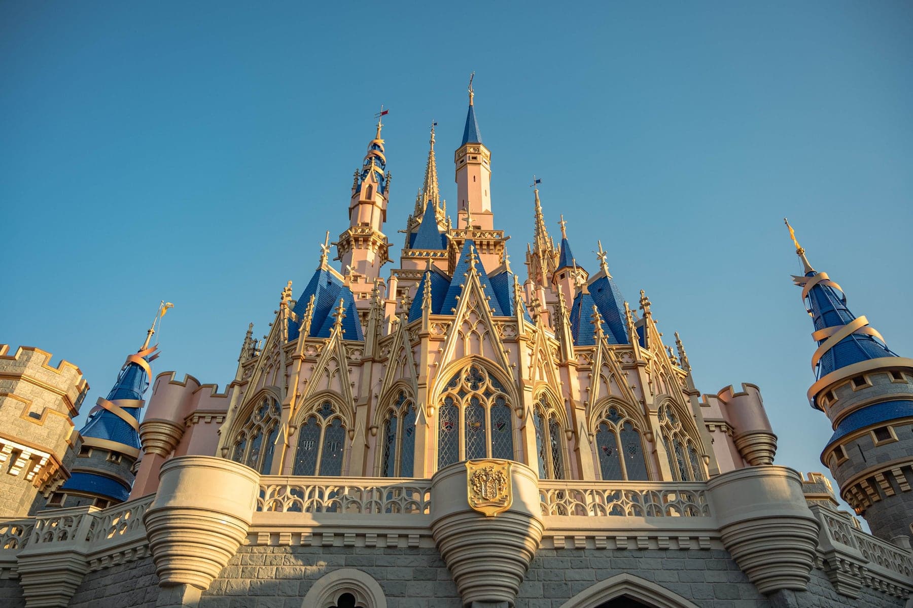 Detalhes do Castelo da Cinderela vistos de baixo no Magic Kingdom