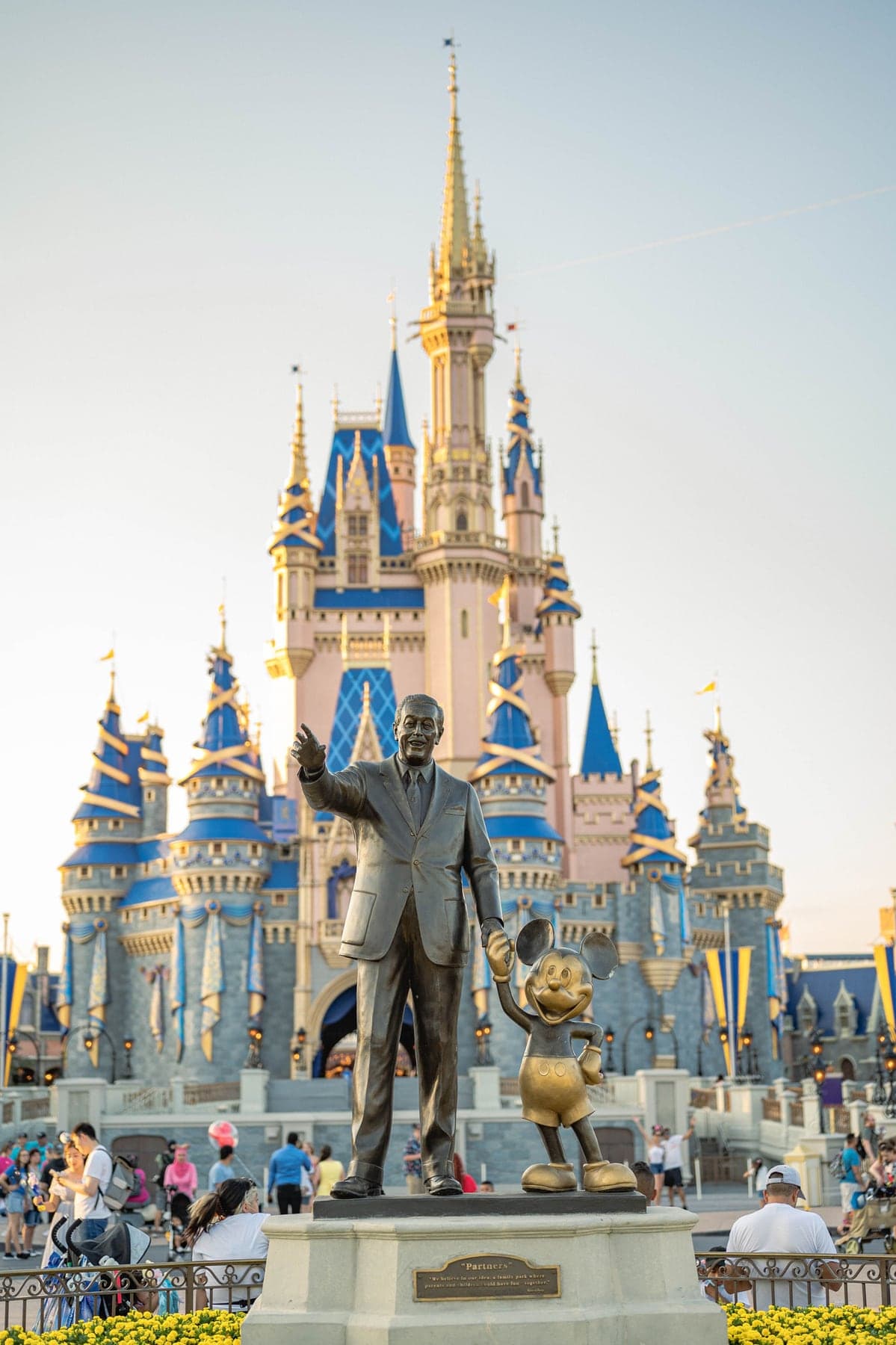 Estátuas de Walt Disney e Mickey diante do Castelo da Cinderela no Magic Kingdom