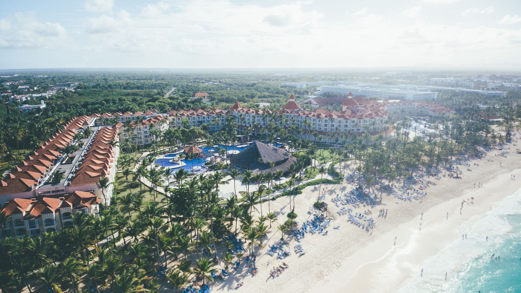 Vista aérea de resort à beira-mar em Punta Cana