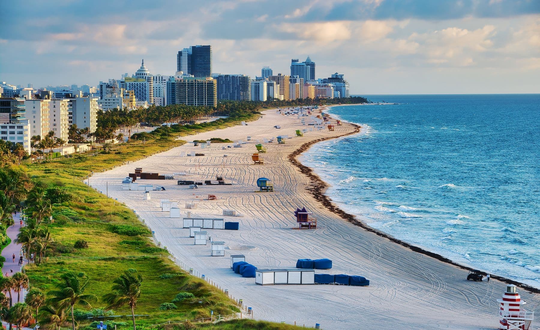 Vista aérea de Miami Beach entre a cidade e o oceano