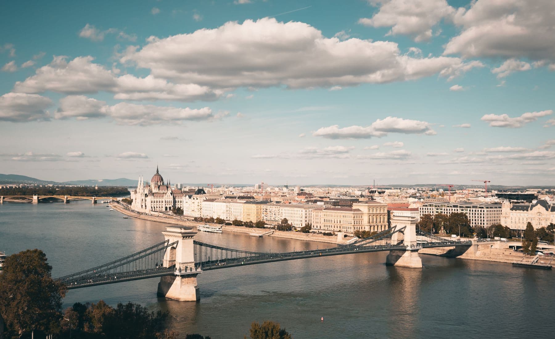 Ponte das Correntes e Parlamento de Budapeste às margens do Danúbio