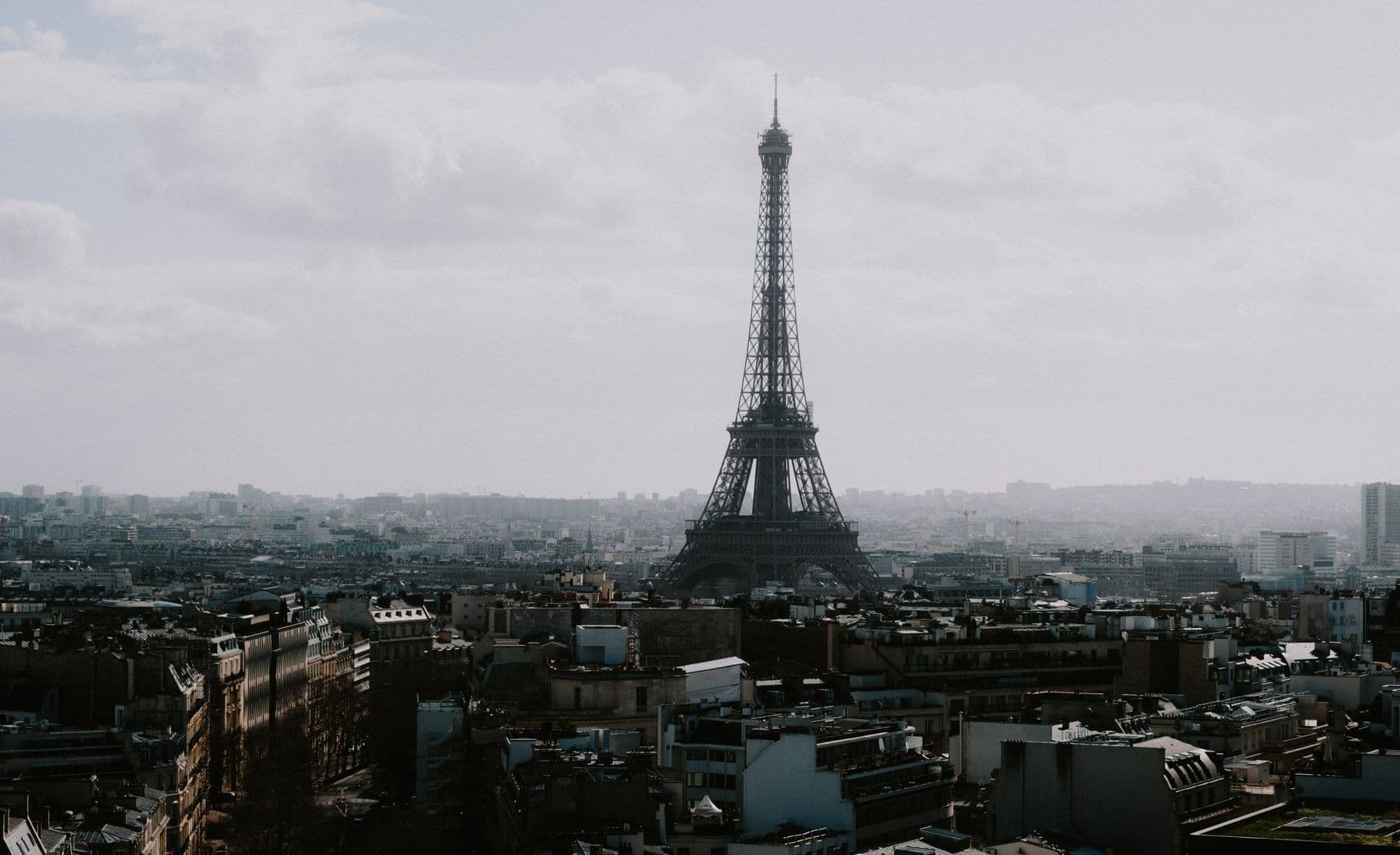 Torre Eiffel acima dos telhados de Paris