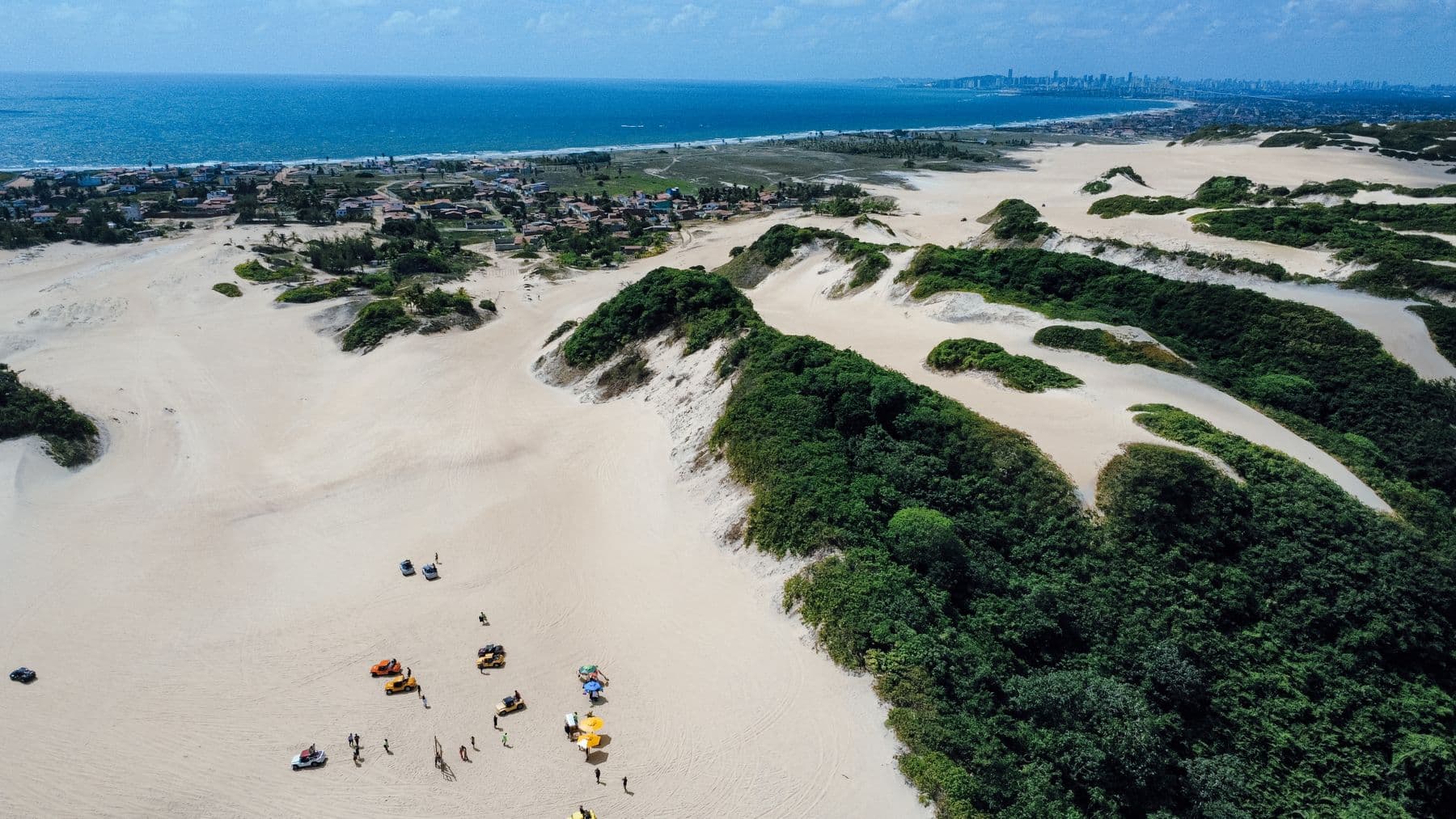 Vista aérea das dunas de areia branca junto ao litoral de Natal