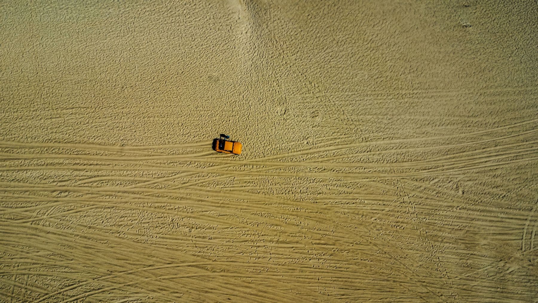 Buggy sozinho cruzando as dunas de Natal, visto de cima