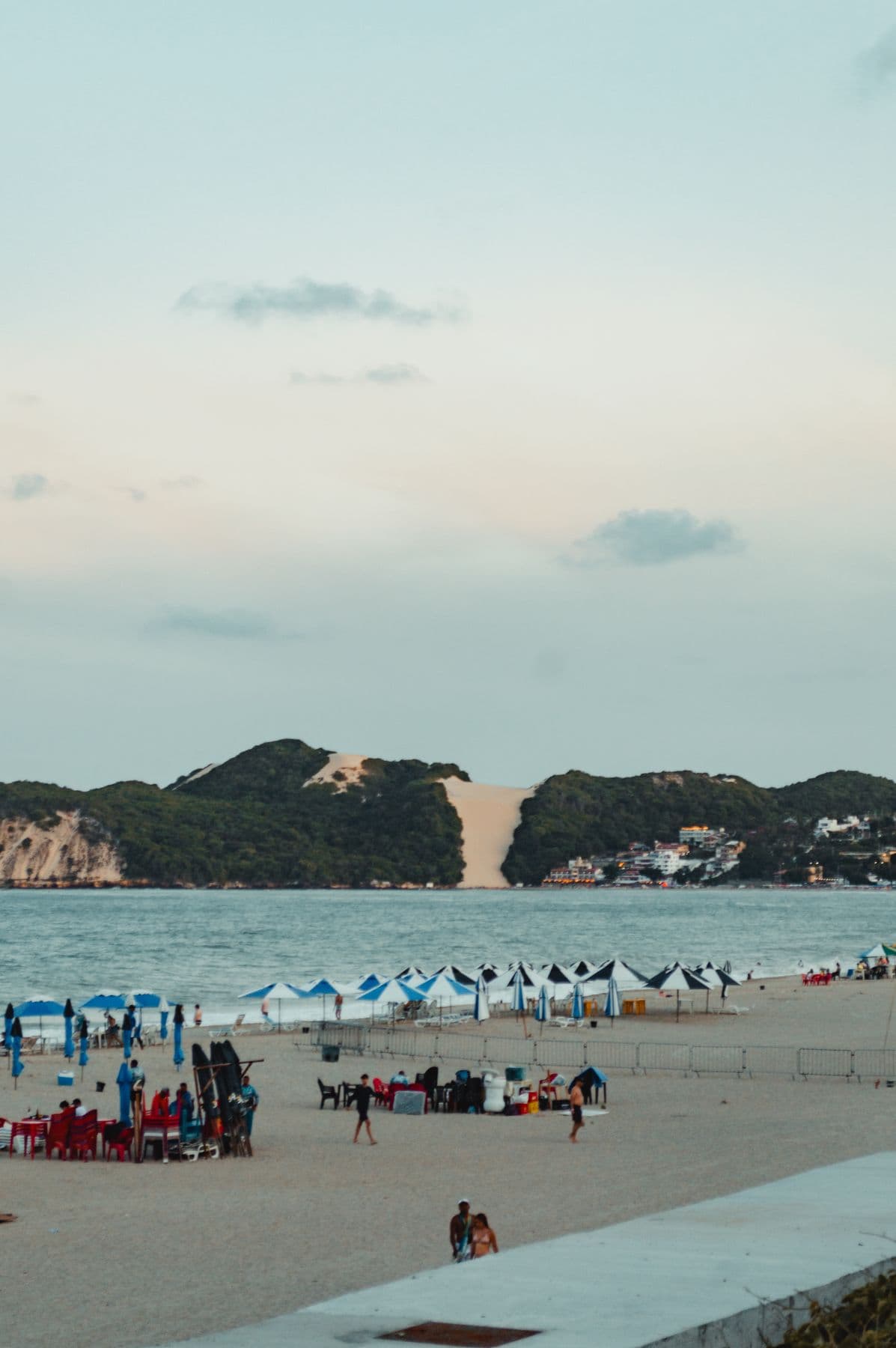 Fim de tarde na praia de Ponta Negra, com o Morro do Careca recortado no horizonte