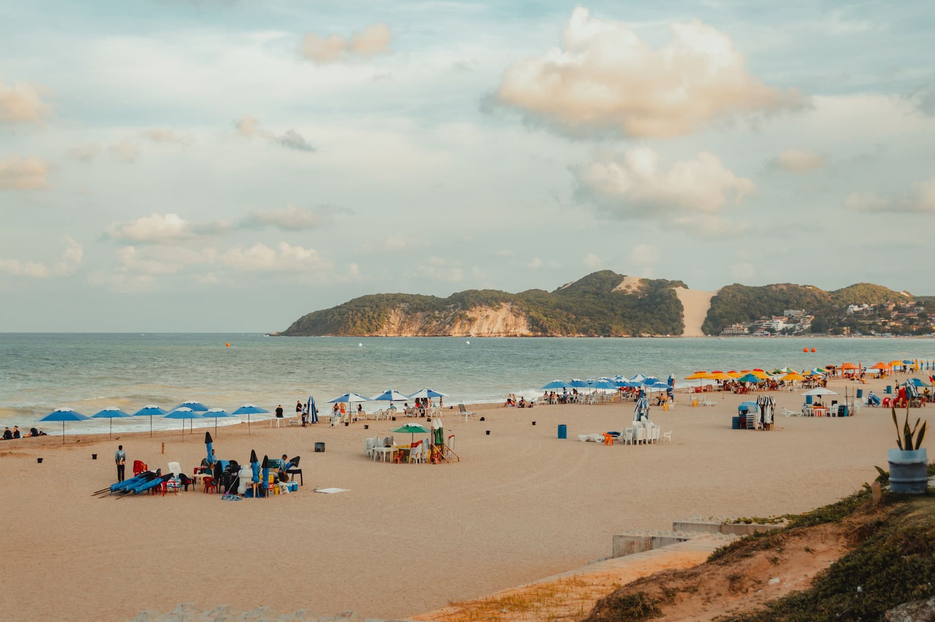 Praia de Ponta Negra no fim da tarde, com o Morro do Careca ao fundo, em Natal